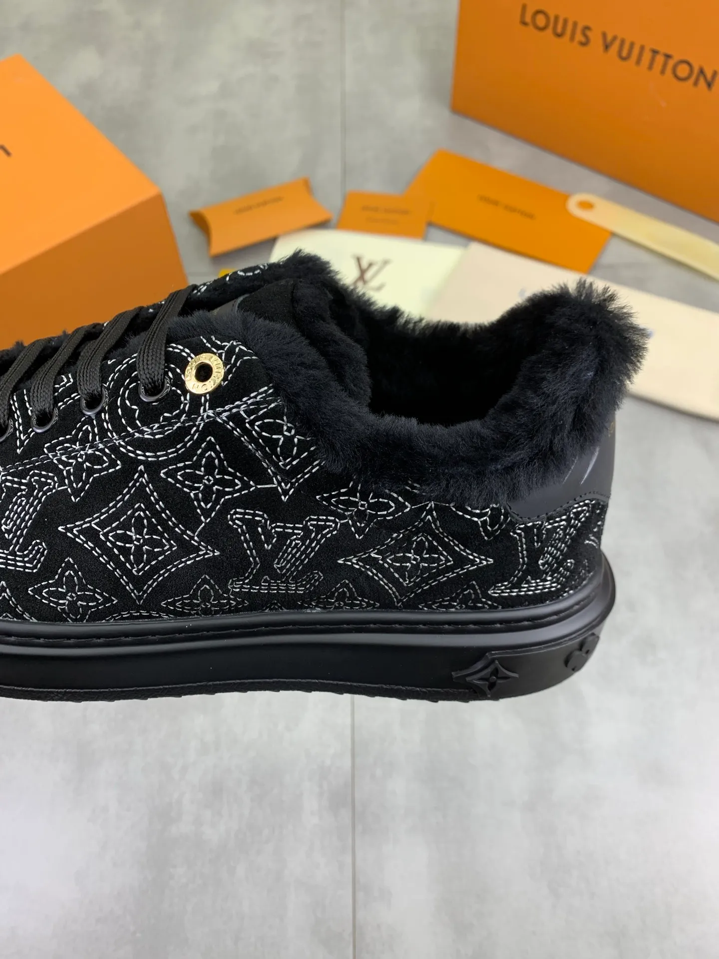 Factory price P740 Wool lining 💶 Top version [LOUIS VUITTON] Couple 🧑‍🤝‍🧑 Craftsman style Counter series (original order) New style 🍀LV Louis Vuitton - top version LV classic high-top trendy shoes! Made of imported original craft calfskin, original warm wool lining, and original wear-resistant, lightweight, high-end TPU outsole! High quality products! 3️⃣ colors available, code numbers: female 35-39, male 39-44 (female 40, male 45 46 customized)